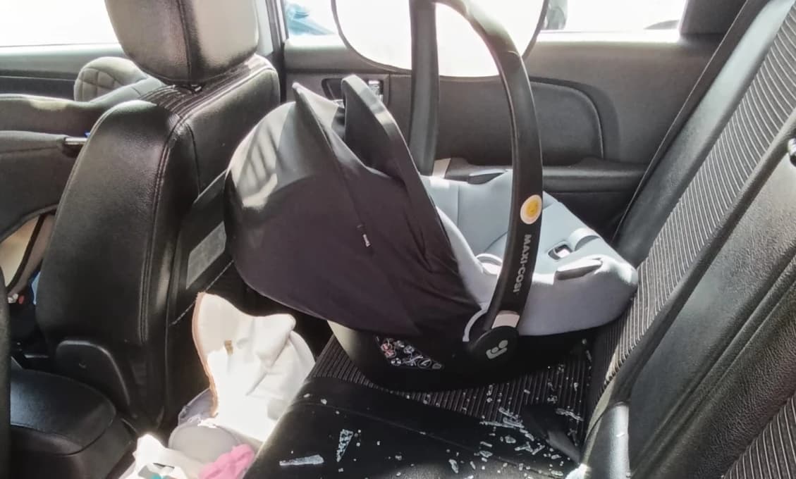 Šokujúce! OHROZILI VLASTNÉ DIEŤA! Rodičia zamkli malé dieťa v aute v Námestove