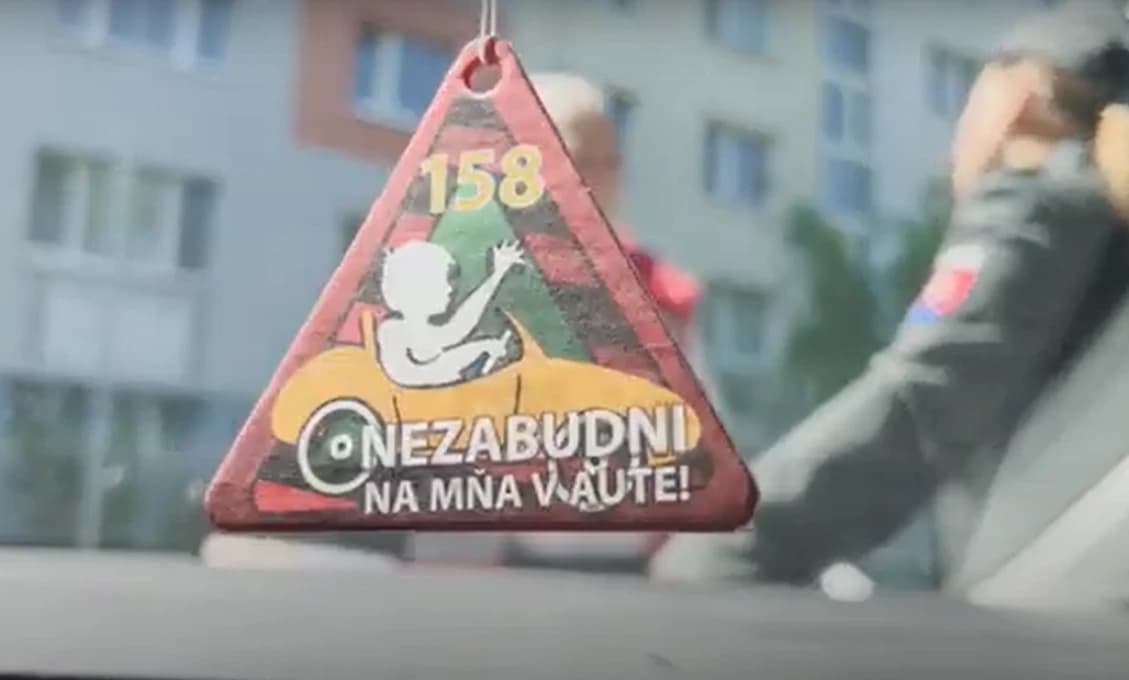 Dvojročného chlapca nechali rodičia zamknutého v ROZPÁLENOM aute