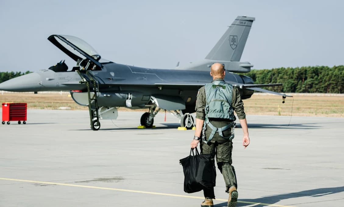 Stíhačka F-16 so slovenským pilotom uskutočnila 1. oficiálny let nad Slovenskom