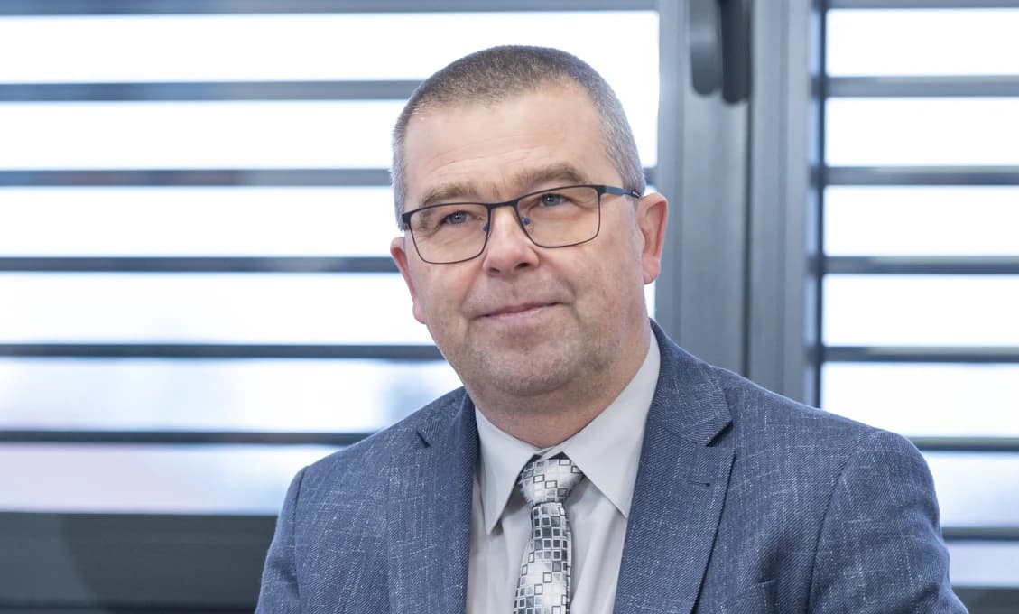 Chystá sa masívne prepúšťanie do domáceho väzenia?