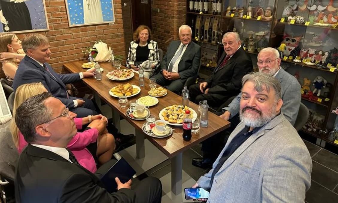 Šimečka a spol., ako to, že okamžite nezvolávate protesty na obranu Ficom odvolaného Chmelára?!