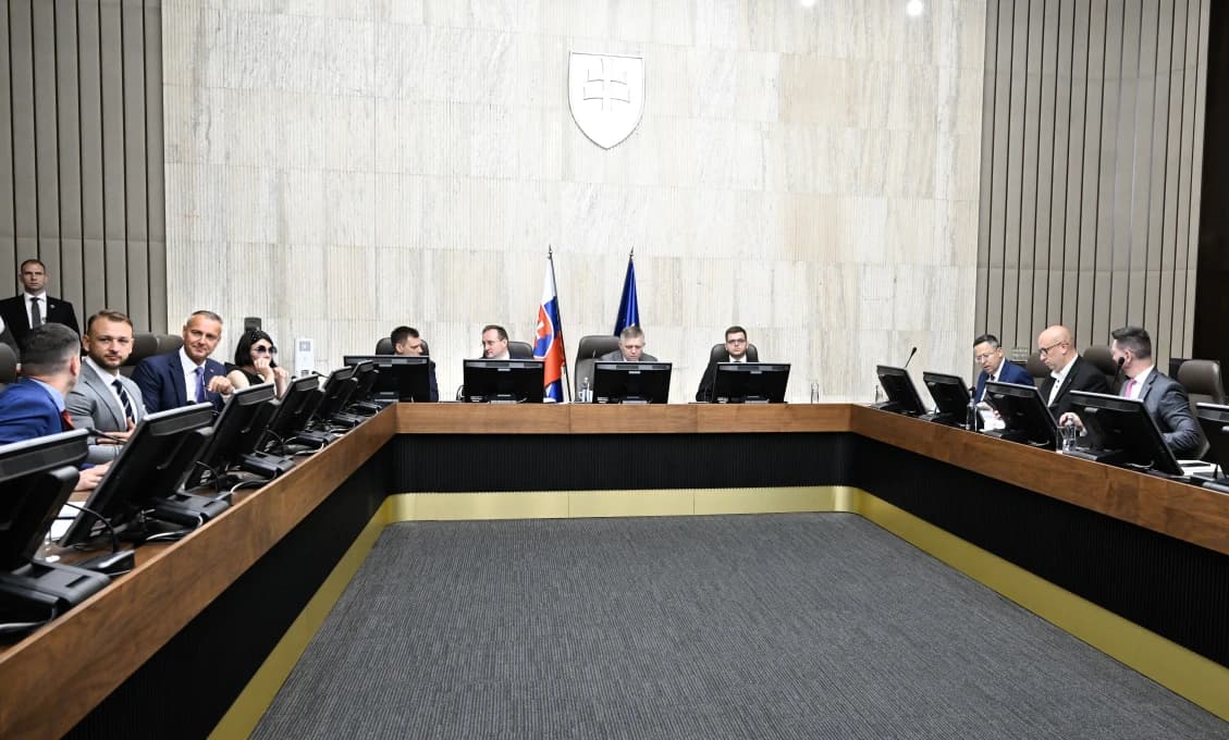 Vláda dnes zasadne k plánu obnovy a zastupovaniu záujmov SR v Únii
