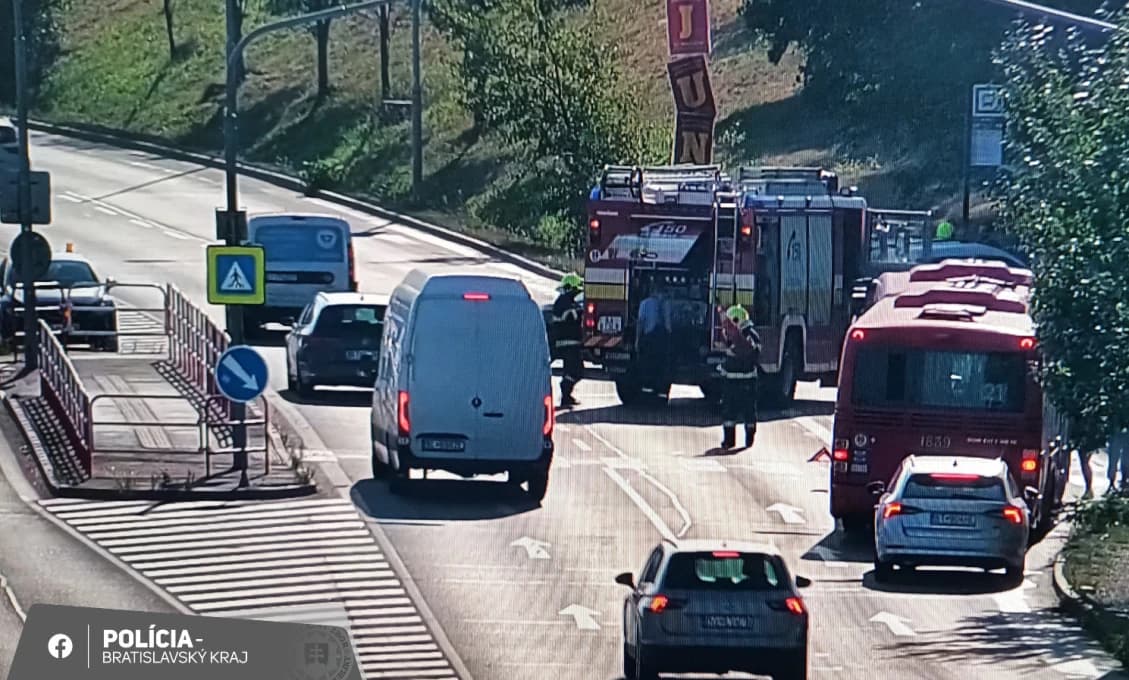 AKTUÁLNE: DRÁMA V LAMAČI! Auto vrazilo do zastávky MHD!