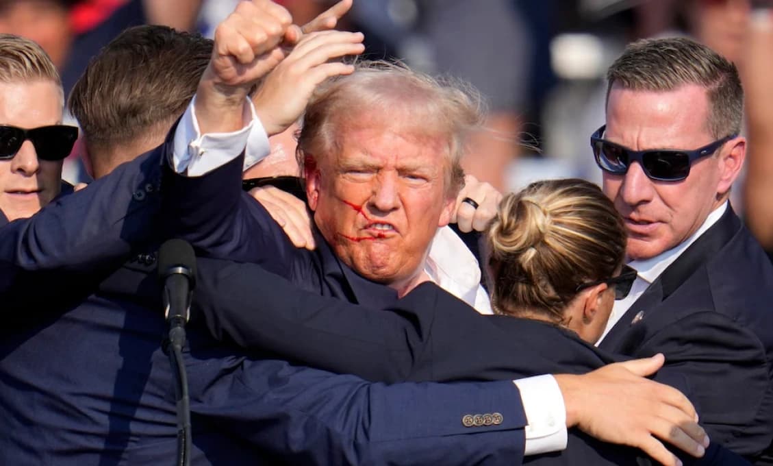 FBI: Atentátnik hľadal na internete vystúpenia Trumpa aj Bidena