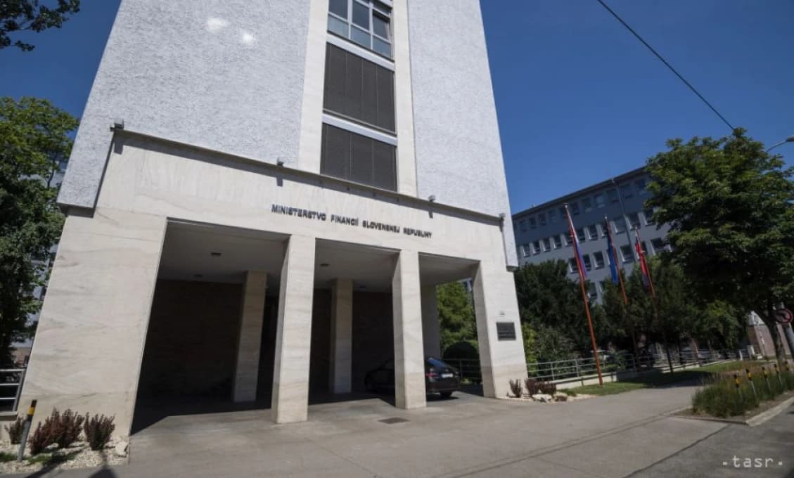 Poslanci začínajú stredajšie rokovanie návrhmi ministerstva financií
