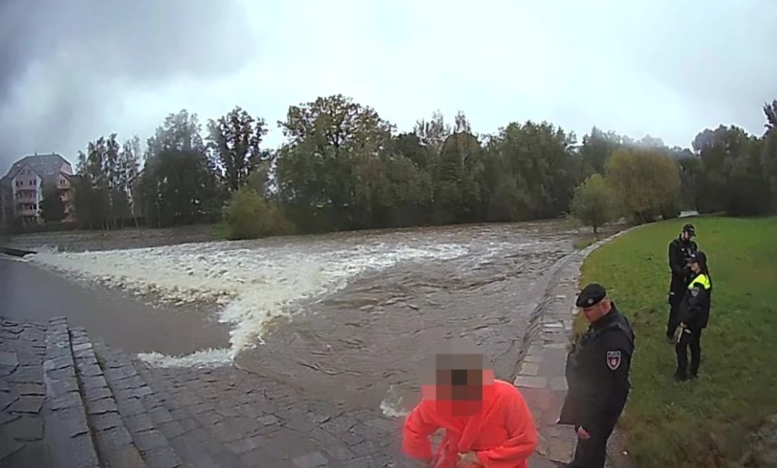 Ignorovala varovania a skočila do rozbúrenej rieky!