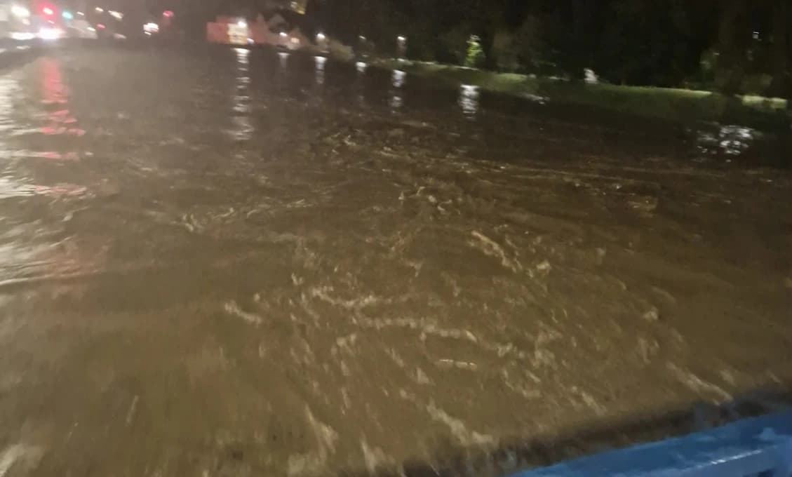 V Čadci vyhlásili tretí povodňový stupeň, zasahujú všetky dostupné zložky