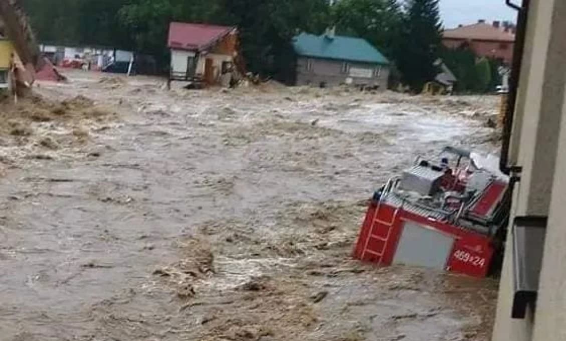 KATASTROFA V POĽSKU! PRETRHLA SA HRÁDZA! VODA BERIE HASIČOV, DOMY, VŠETKO ČO JEJ STOJÍ V CESTE