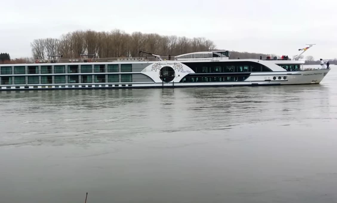 DRAMATICKÁ ZÁCHRANA NA DUNAJI: 140 ĽUDÍ V PASCI ROZBÚRENEJ RIEKY (VIDEO)