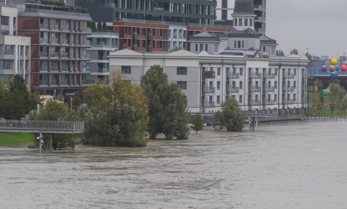 SHMÚ: Na západe Slovenska naďalej platia výstrahy 3. stupňa pred povodňami