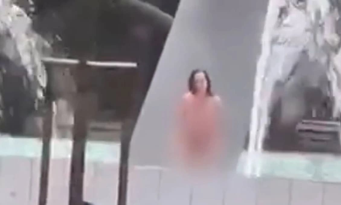 VIDEO: Kúpala sa nahá vo fontáne, hasiči opodiaľ odpratávali polámané stromy