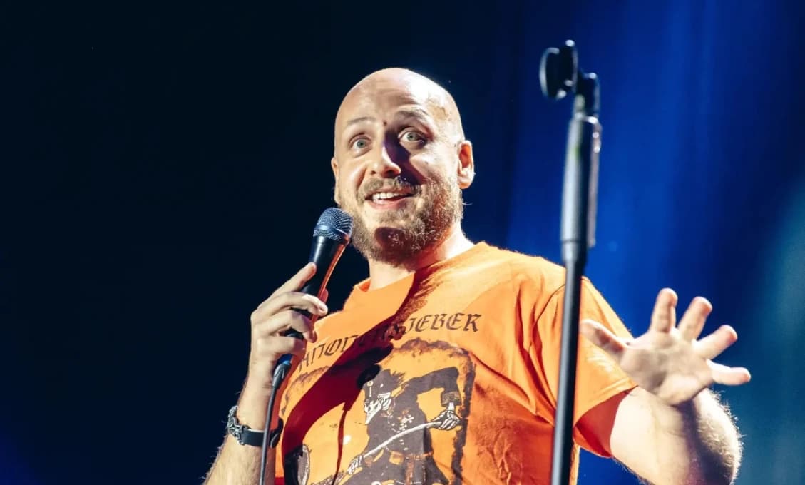 VIDEO! Šokujúci stand-up slovenského komika: "Ani premiéra si nevieme zastr..liť"