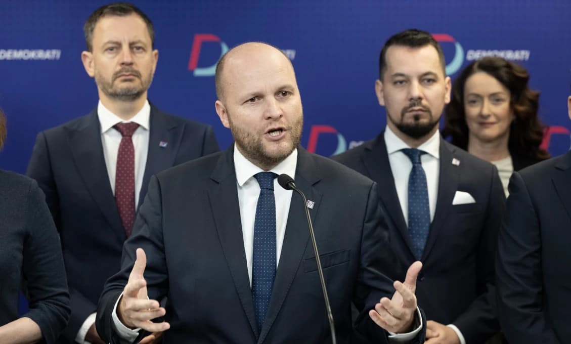 Demokrati spúšťajú petíciu za skrátenie volebného obdobia R. Fica. TOTO im odkazujú v komentári ľudia