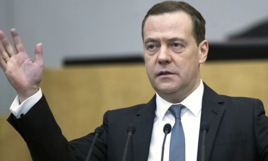 „Potopiť ten prekliaty ostrov anglosaských psov“ Medvedev chce odstrániť Britániu z mapy sveta