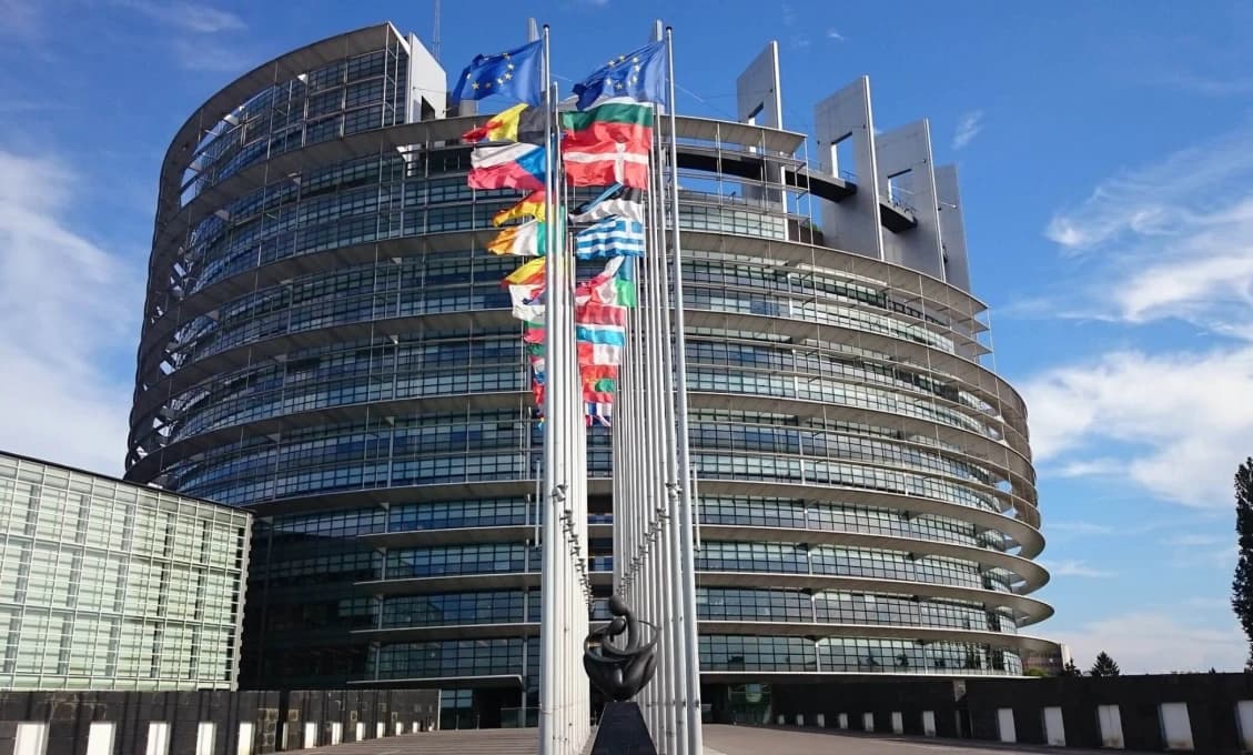 Slovenský europoslanec spôsobil v Europarlamente rozruch! Kričal zadubeným slniečkarom
