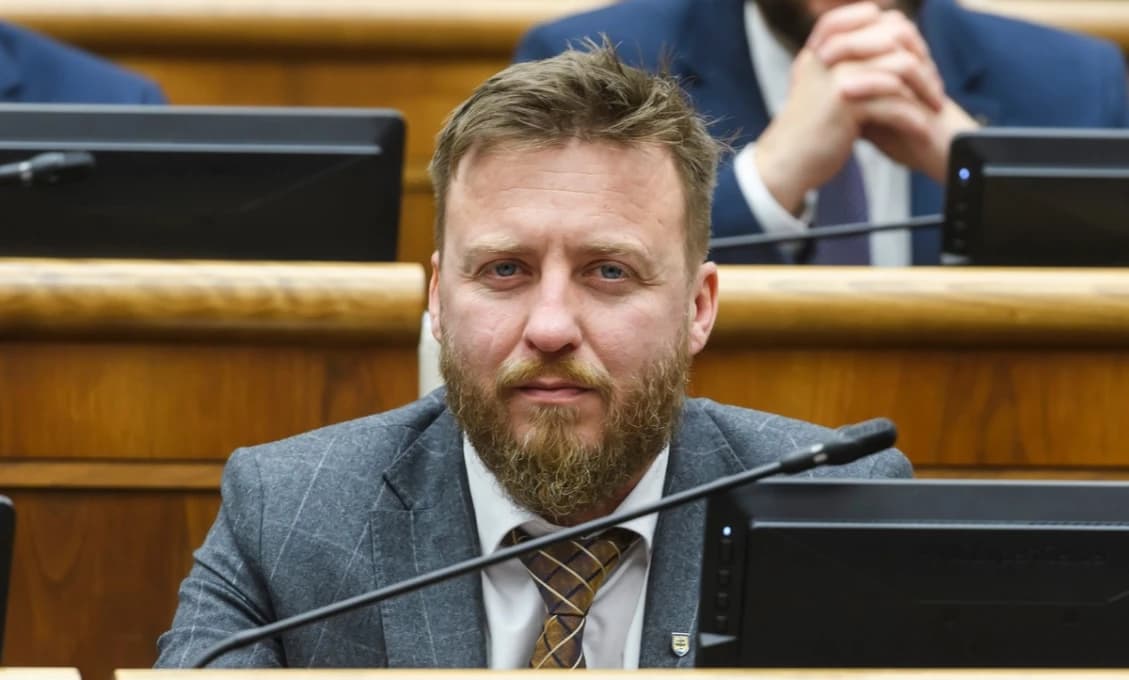 Ministri za HLAS vyzývajú Kotlára, vyjadrila sa aj strana SaS
