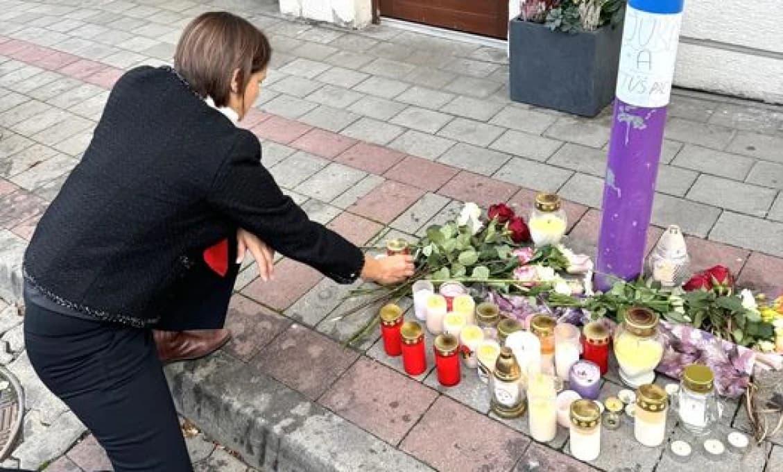 Hlas ľudu: Kolíková kľačí pred Teplárňou, modlí sa za dôstojnosť človeka a ľudia reagujú