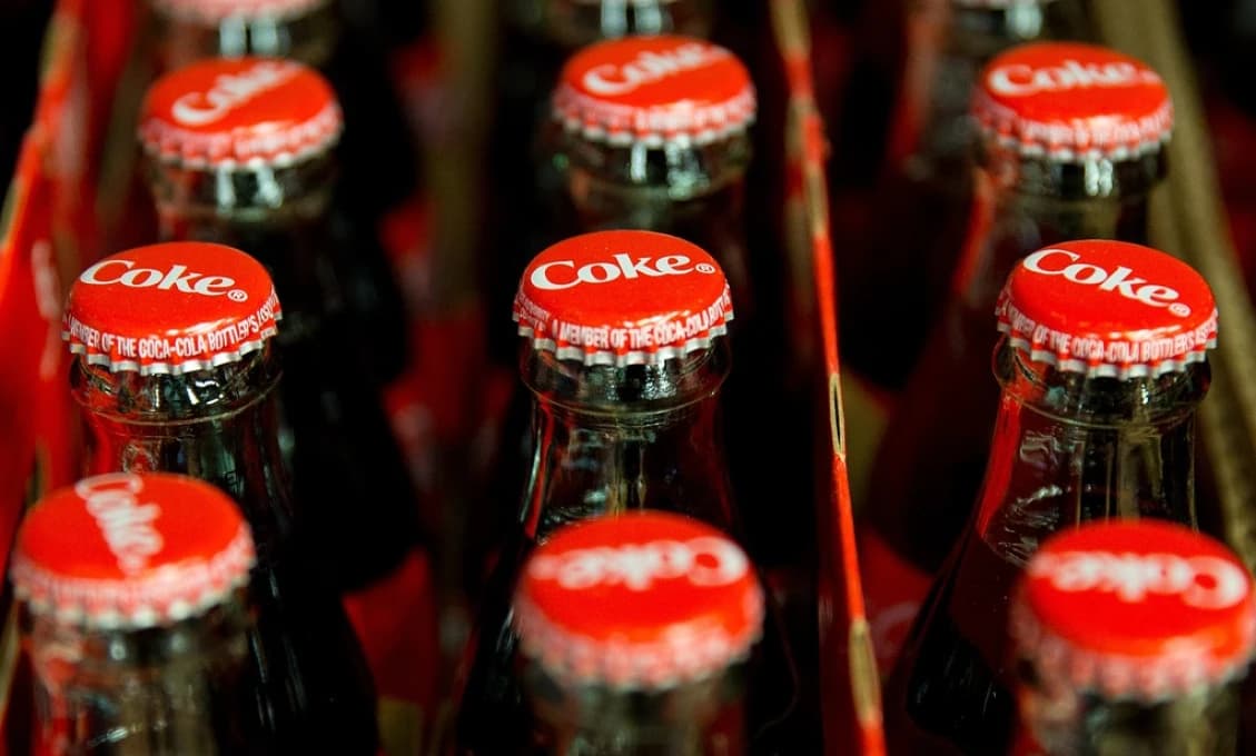 ŠKANDÁL V COCA COLE! Z obchodov sťahujú 26 miliónov fliaš nápojov