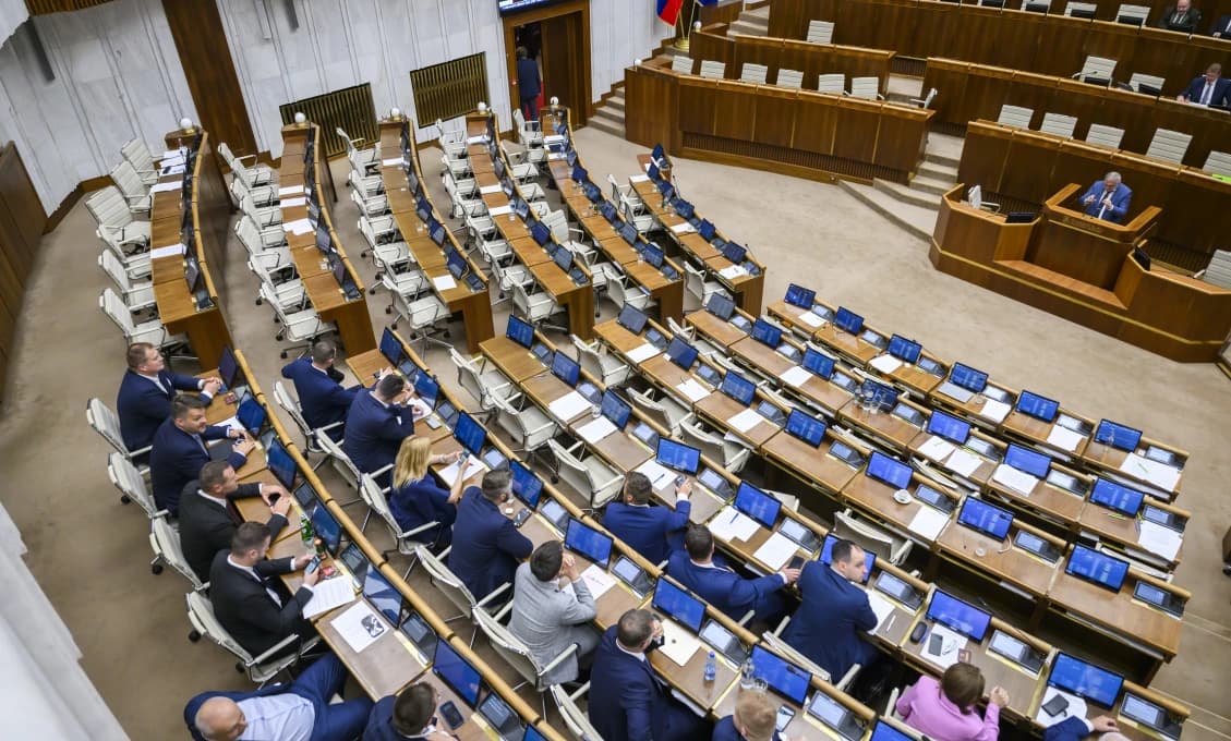 NRSR: Schôdza pokračuje už od pondelka, poslancov čaká odvolávanie Šimkovičovej