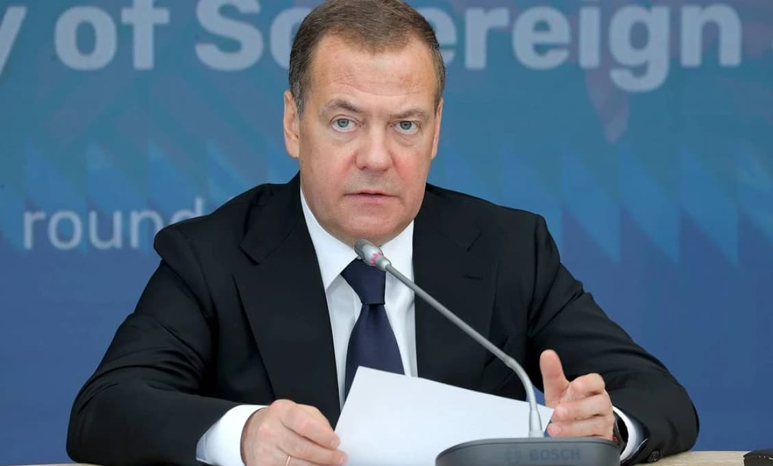 Medvedev sa ohradil: Mali by brať ruské jadrové varovania vážne