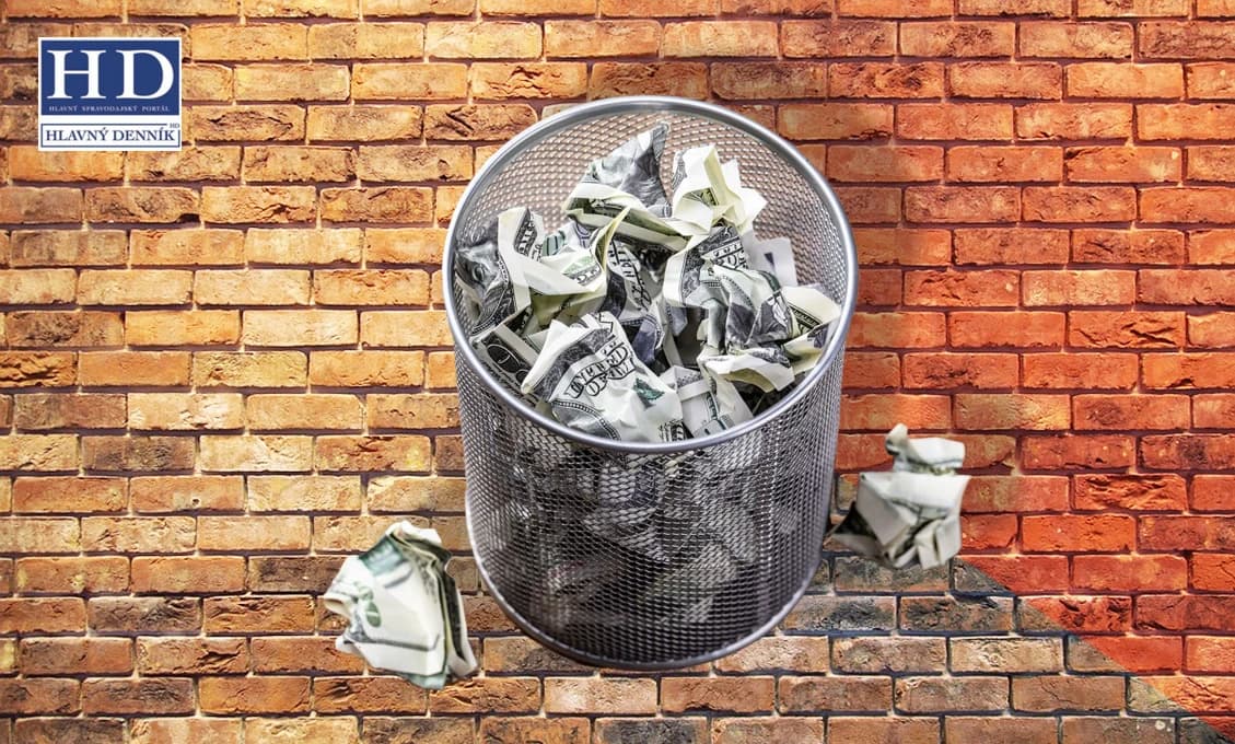 Klienti známej banky v šoku! Z účtov im strhli stovky eur