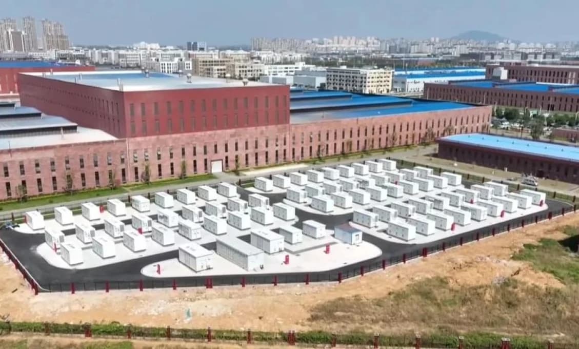 Šurany: Poslanci odsúhlasili predaj pozemkov na výstavbu baterkárne pre MH Invest