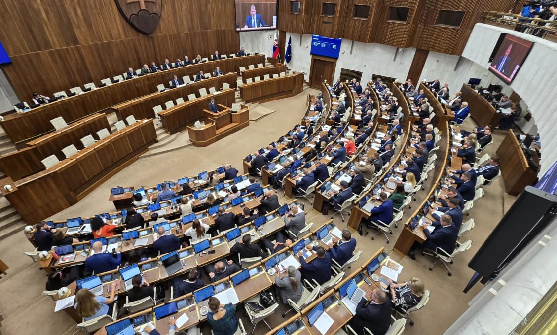 Štát pomôže rodinám policajtov, ktorí zahynuli v službe. Vyplatí im 50-tisíc
