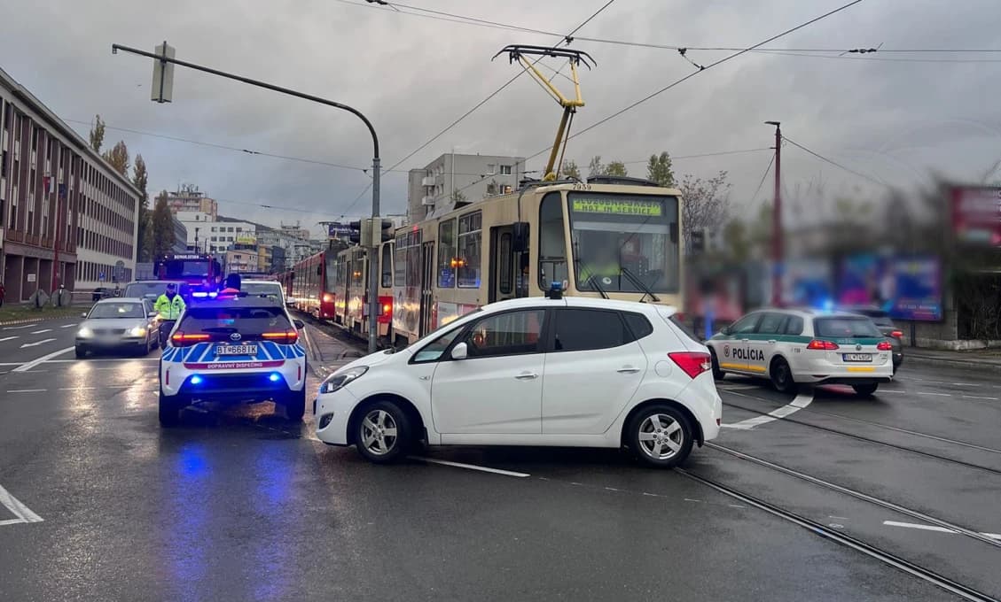 RANNÁ DRÁMA V BRATISLAVE! Seniorka (88) vošla pod električku, ignorovala ČERVENÚ