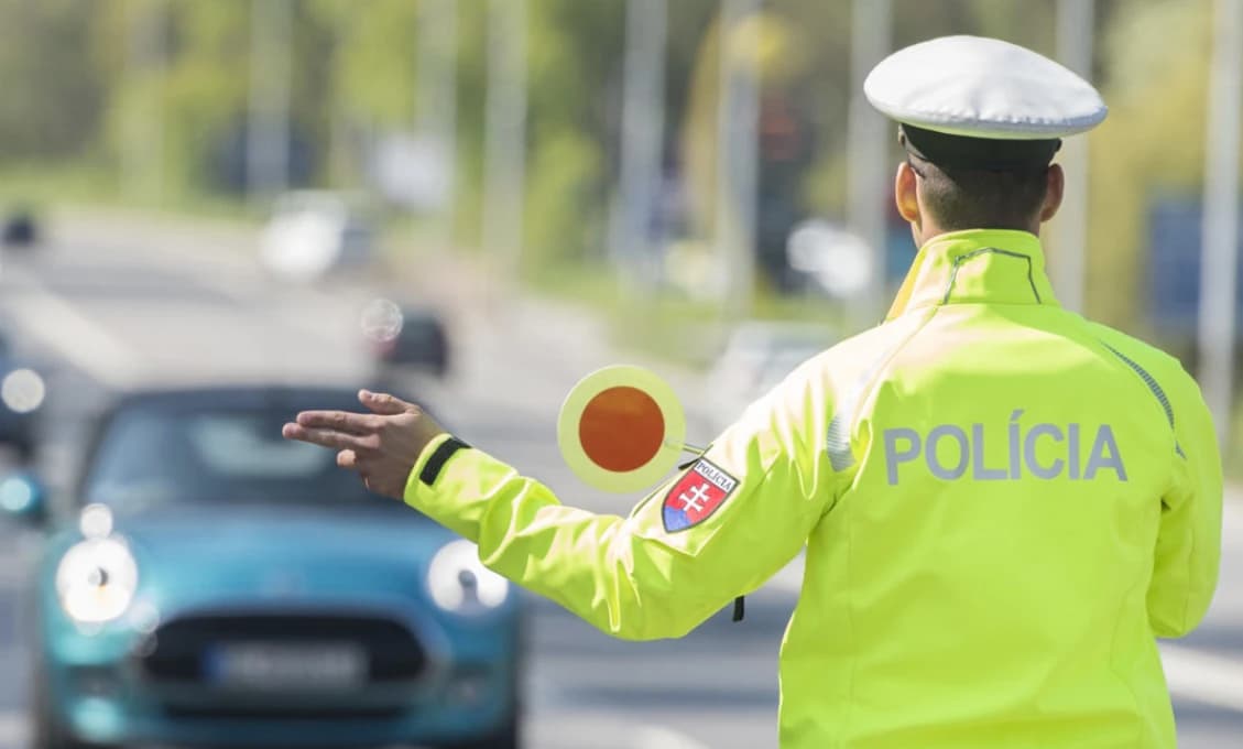 Polícia obvinila opitú vodičku, ktorá unikala z nehody a v aute mala dieťa