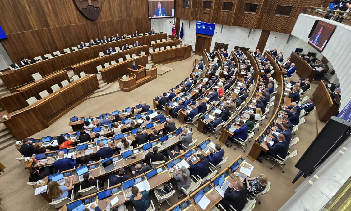 Parlament má o odvolávaní Šutaja Eštoka rokovať až vo februári