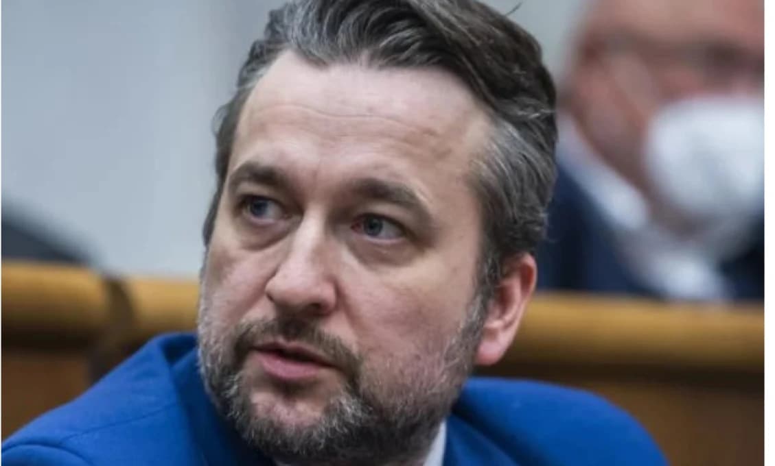 Europoslanec VYTOČENÝ do biela: Je mi zo slniečkarov zle od žalúdka...