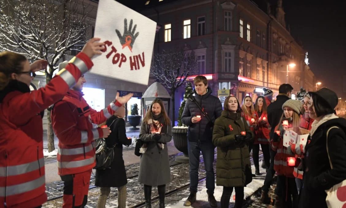 HIV nakazení Slováci sa sťažujú na dištancovanie sa ľudí, ich odstup a ich strach pred vírusom. A pri Covide-19 to isté nevadilo? Ešte sa to vyžadovalo!