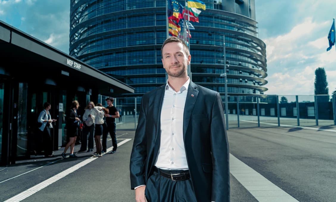 Europoslanec Uhrík udrel do stola - kde je podpora našich farmárov?