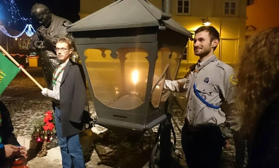 Betlehemské svetlo pricestovalo na Slovensko, v sobotu ho prevzal prezident