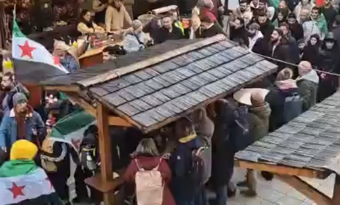 Šokujúce video! Tisícky migrantov pochodujú cez vianočné trhy