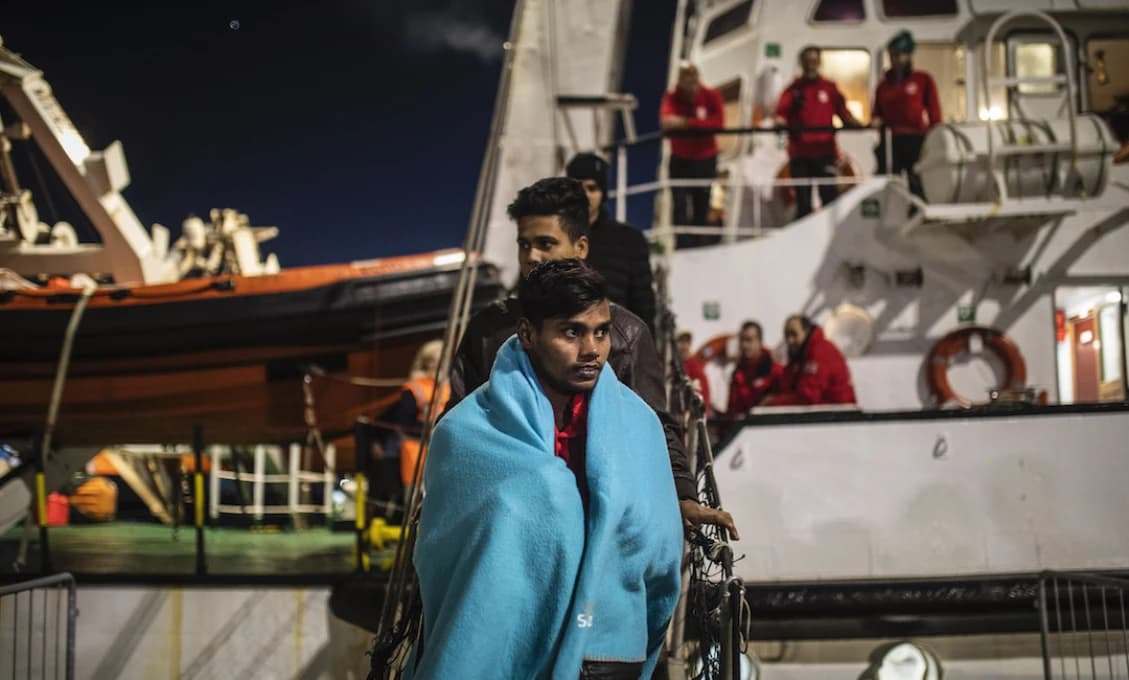 Pri prevrátení člna neďaleko Rodosu zomrelo osem migrantov, 18 zachránili