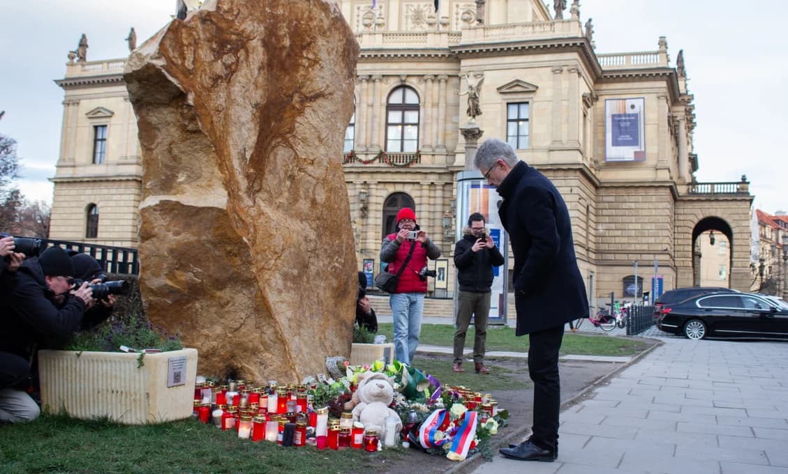 Česko si pripomína prvé výročie tragickej streľby na FF UK