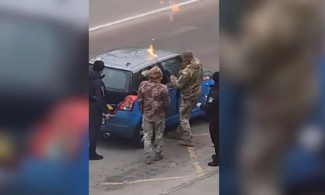 Šokujúce video z Ukrajiny o zadržaní muža, ktorý má nastúpiť na vojnu