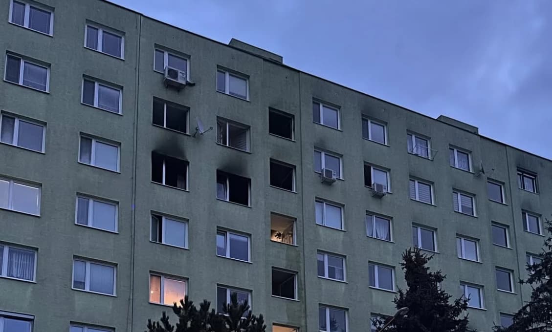 Požiar bytu v Prievidzi si vyžiadal štyroch zranených, 30 ľudí evakuovali