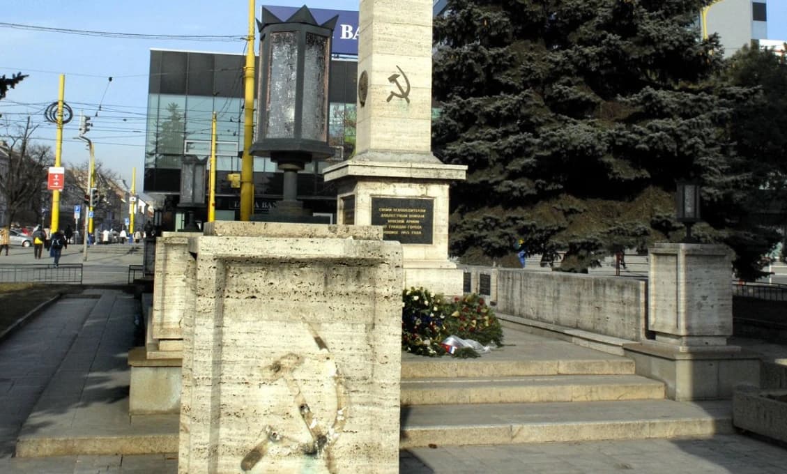 Protest proti Ficovi či vandalizmus? Aktivista poškodil pamätník osloboditeľov v Košiciach (VIDEO)