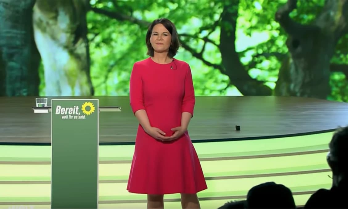 Vojnychtivá ministerka sa zdula na šéfa