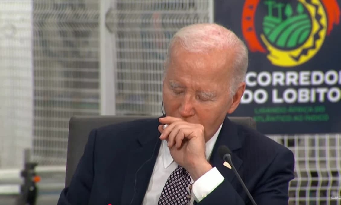"Dôstojný" odchod. Čo majú Bidenovci za ušami?