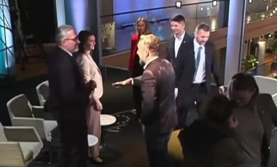 Šokujúci moment v TV JOJ! Progresívci nepodali ruku europoslancovi za SMER SSD!