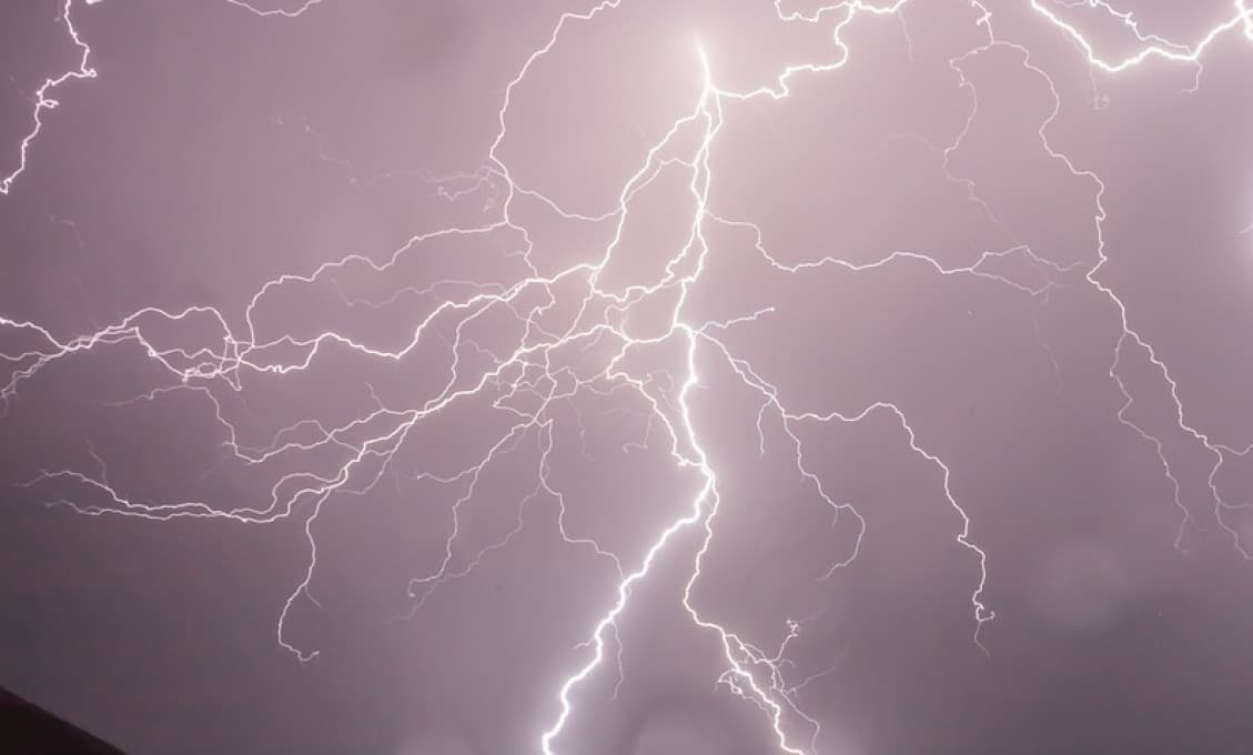 Rozhodca zápas neprerušil. Hráča zasiahol na ihrisku blesk a na mieste ho kruto zabil