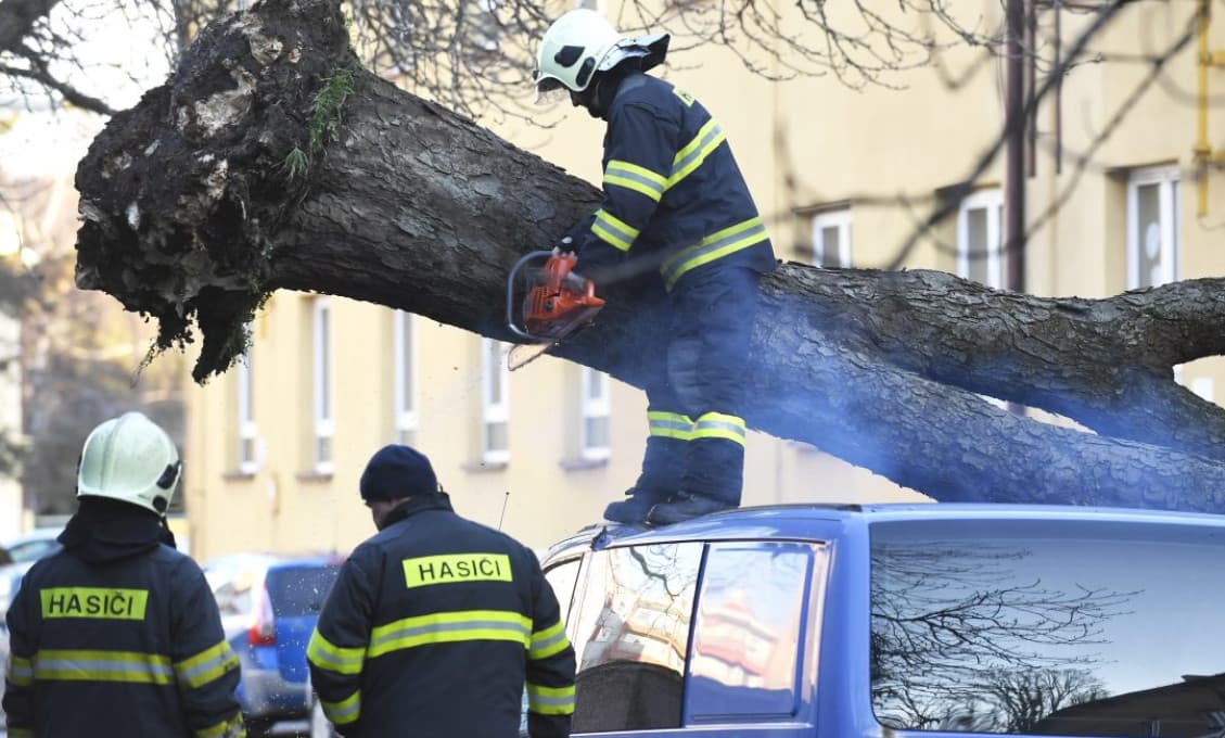 Máte po búrke poškodený dom alebo auto? Poisťovne radia, čo urobiť, aby ste dostali peniaze čo najskôr