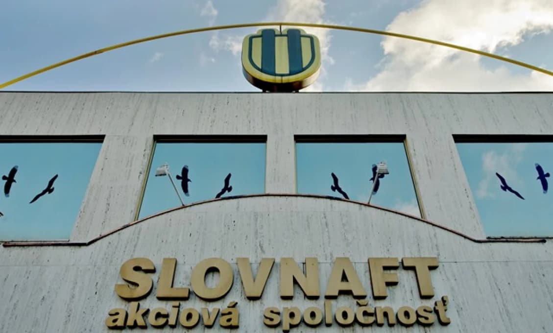 Slovnaft: V rafinérii horí ropný produkt, obyvateľom nebezpečenstvo nehrozí
