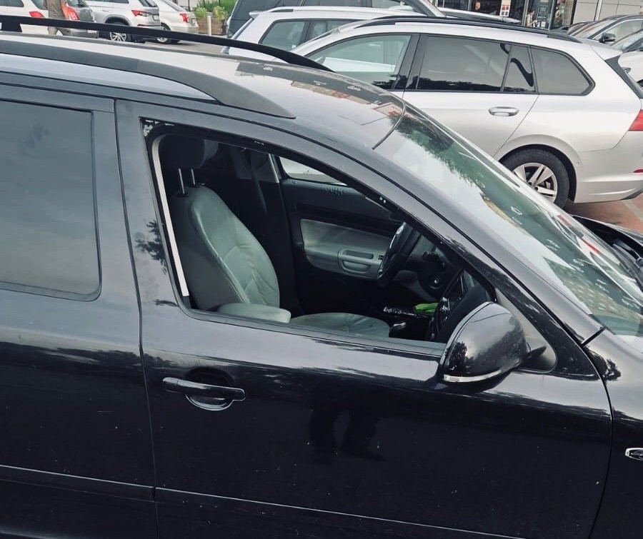 Mestský policajt vytiahol plačúce rozhorúčené dieťa cez rozbité bočné okno. Zdroj: Zdroj Mestská polícia Nitra FB