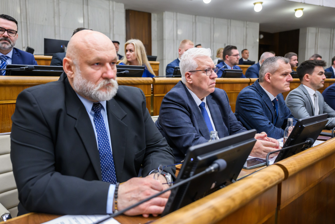 Na snímke poslanci NR SR zľava Ivan Ševčík (novozvolený predseda Výboru NR SR pre poľnohospodárstvo a životné prostredie), Pavel Ľupták a Roman Malatinec (nezaradení) počas 33. schôdze NR SR v Bratislave 25. marca 2025.