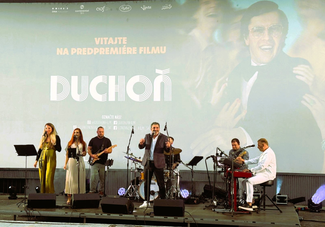 Primátor Galanty považuje vystúpenie skupiny, ktorá zahrala niekoľko piesní K. Duchoňa ešte pred premietaním, ako najsvetlejší moment večera