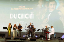 Primátor Galanty považuje vystúpenie skupiny, ktorá zahrala niekoľko piesní K. Duchoňa ešte pred premietaním, ako najsvetlejší moment večera